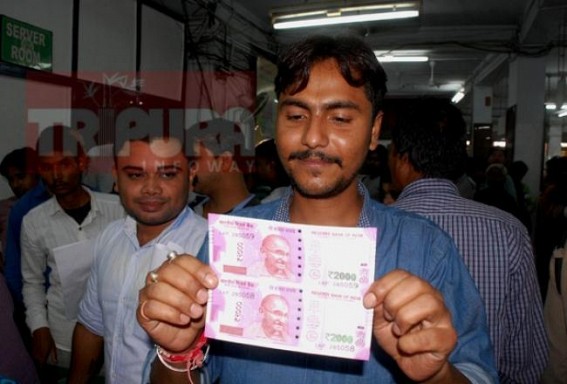Situation normal in Banks: People happy to have new Rs.2000/- 